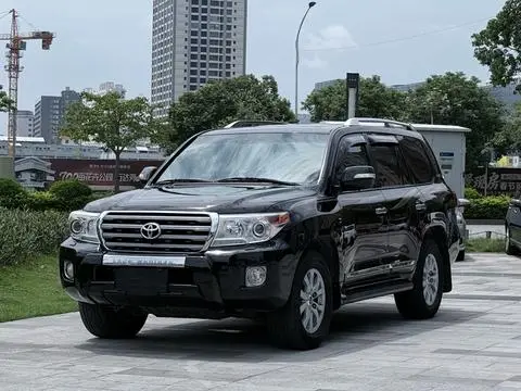 Toyota Land Cruiser 2011 — фото 1