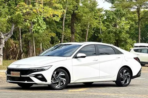 Hyundai Elantra 2023 — фото 1