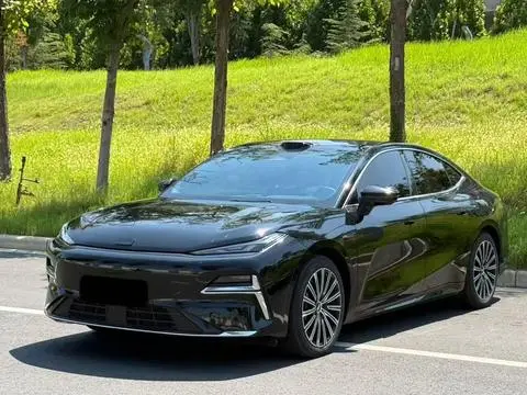 Geely 星耀8 PHEV 2025