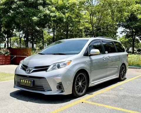 Toyota SIENNA 2018 — фото 1