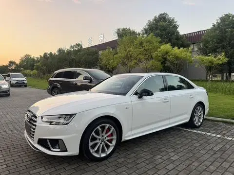 Audi A4L 2019 — фото 1