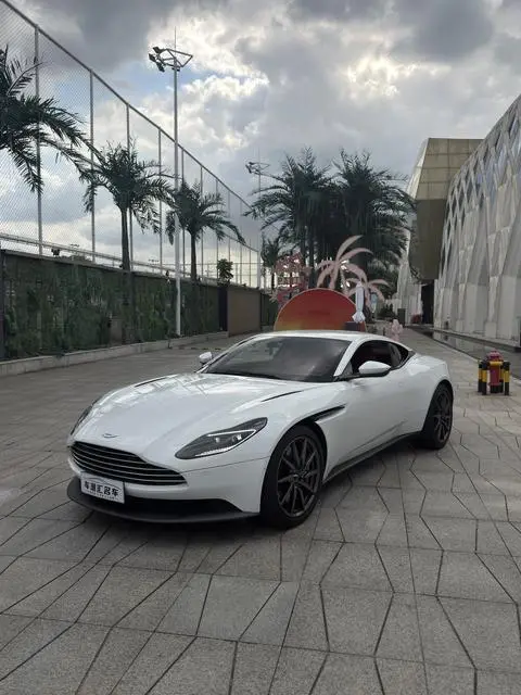 Aston Martin DB11 2022