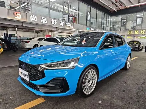 Ford Focus 2022 — фото 1