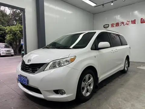 Toyota SIENNA 2017 — фото 1