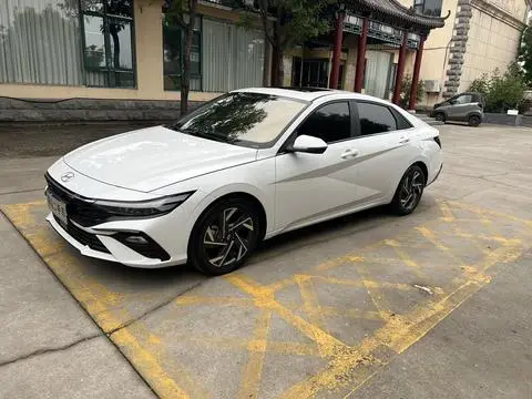 Hyundai Elantra 2023 — фото 1