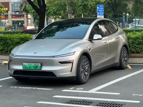 Tesla Model Y L 2025