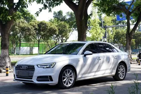 Audi A4L 2018 — фото 1