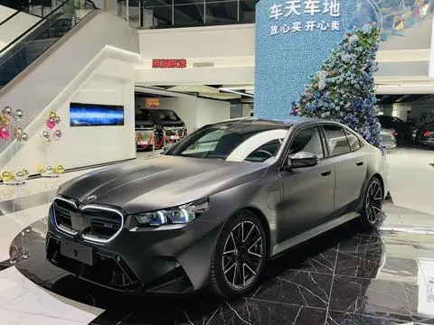 BMW M5 PHEV 2025