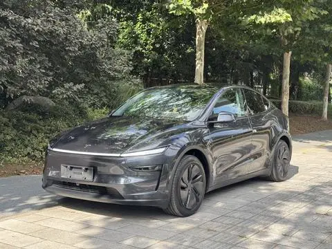 Tesla Model Y 2025