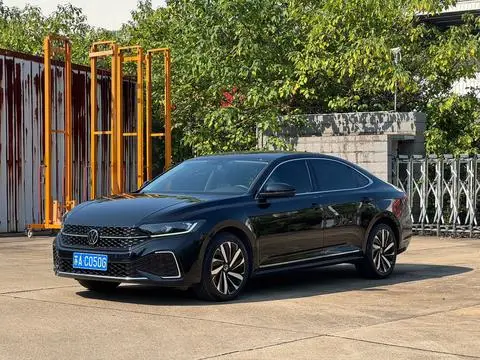 Volkswagen Passat 2023 — фото 1