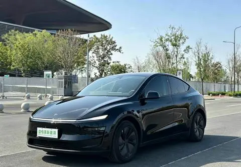 Tesla Model Y 2025 — фото 1