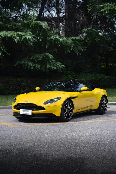 Aston Martin DB11 2019