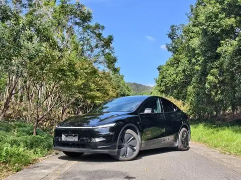 Tesla Model Y 2025