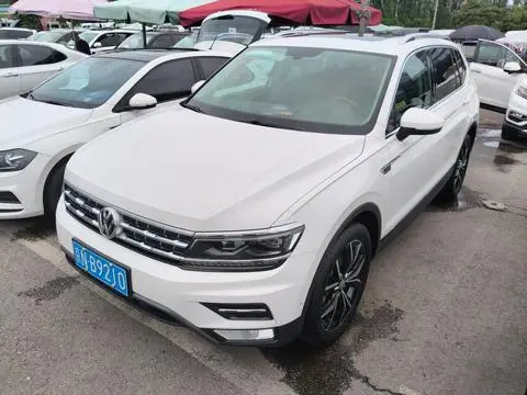 Volkswagen Tiguan L 2017 — фото 1