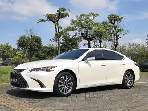 Lexus ES 2023 — фото 1