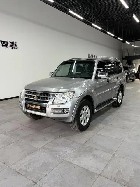 Mitsubishi 帕杰罗 2012
