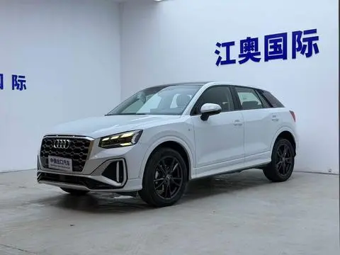 Audi Q2L 2022 — фото 1
