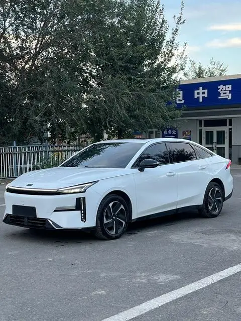 Geely L6 2025