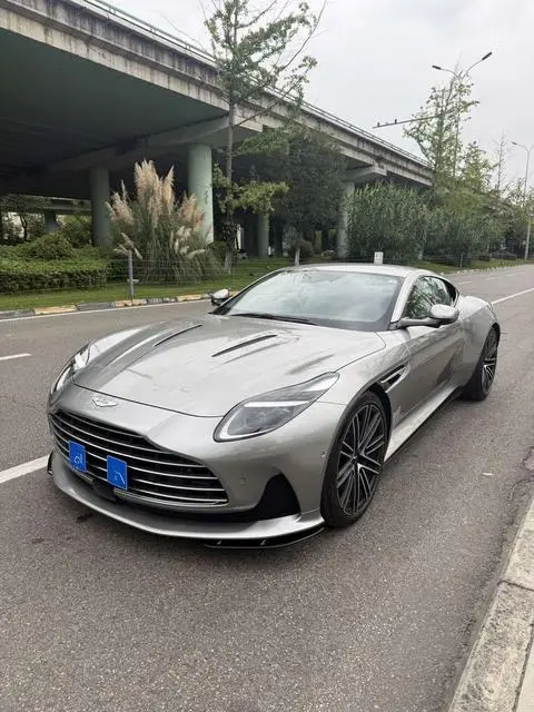 Aston Martin DB12 2024