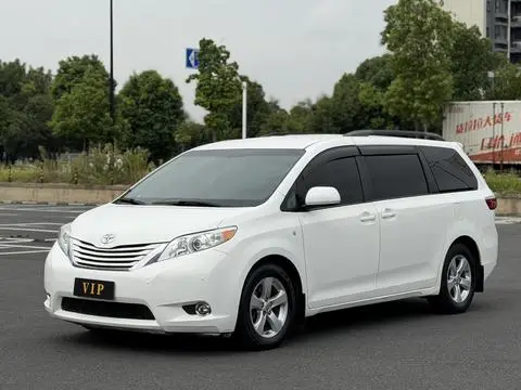 Toyota SIENNA 2017 — фото 1