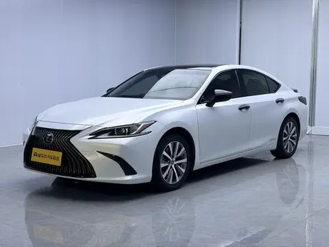 Lexus ES 2018 — фото 1