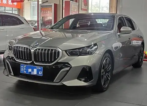 BMW 5 Series 2024 — фото 1