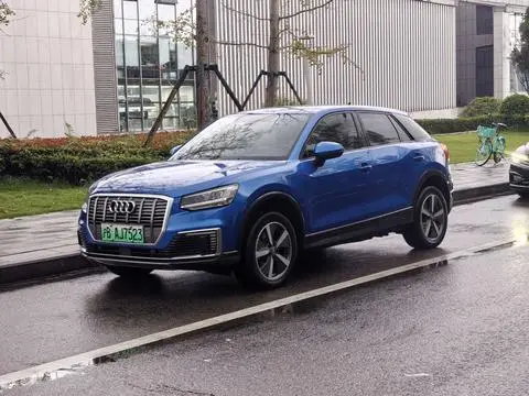 Audi Q2L e-tron 2019