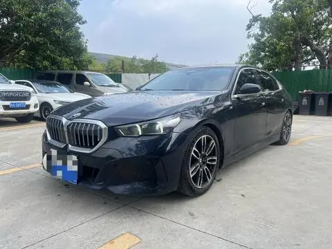 BMW 5 Series 2025 — фото 1