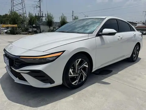 Hyundai Elantra 2023 — фото 1