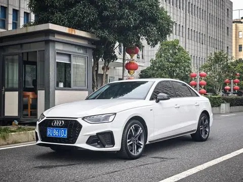 Audi A4L 2022 — фото 1