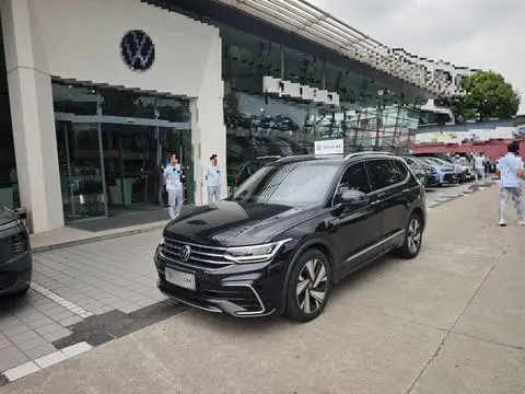 Volkswagen Tiguan L 2023 — фото 1