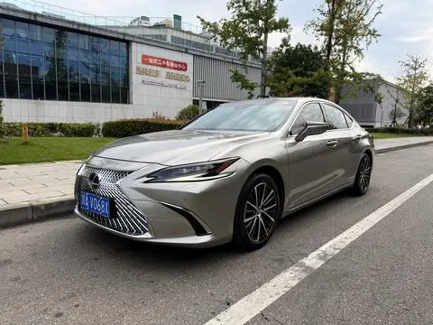 Lexus ES 2021 — фото 1