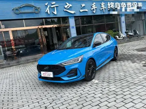 Ford Focus 2022 — фото 1