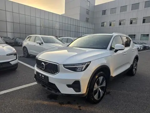 Volvo XC40 2024 — фото 1
