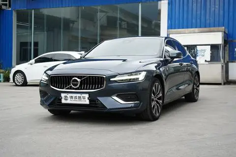 Volvo S60 2023 — фото 1