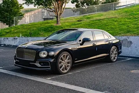 Bentley 飞驰PHEV 2022 — фото 1