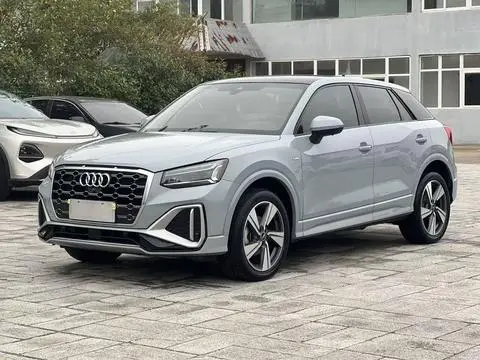 Audi Q2L 2022 — фото 1