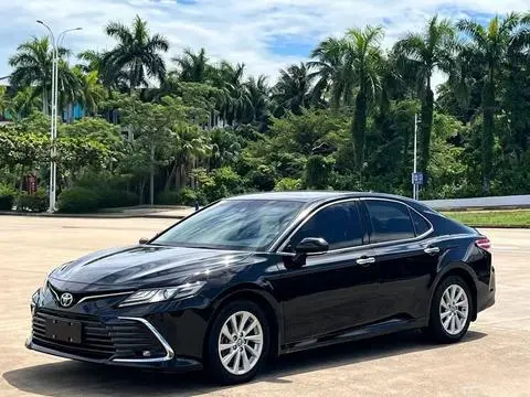Toyota Camry 2023 — фото 1