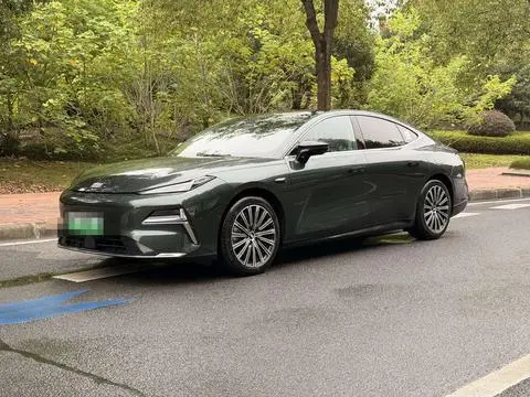 Geely 星耀8 PHEV 2025