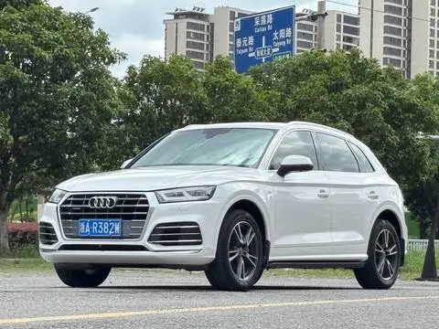 Audi Q5L 2020 — фото 1