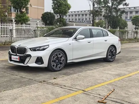 BMW 5 Series 2025 — фото 1