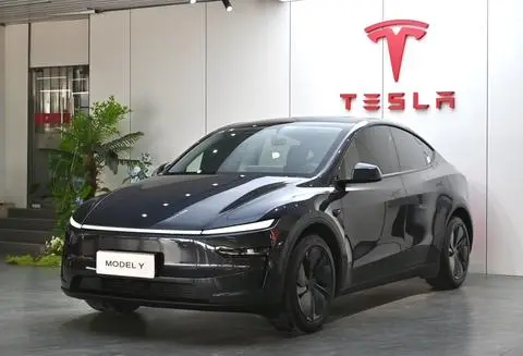 Tesla Model Y 2025