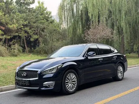 Infiniti Q70 2015