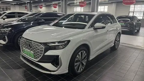 Audi Q4 e-tron 2024 — фото 1