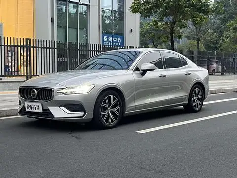 Volvo S60 2023 — фото 1