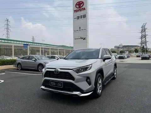 Toyota RAV4 2023 — фото 1