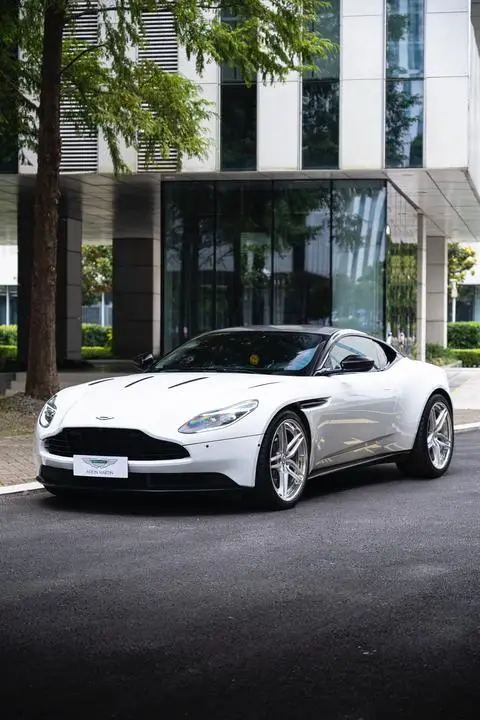 Aston Martin DB11 2017