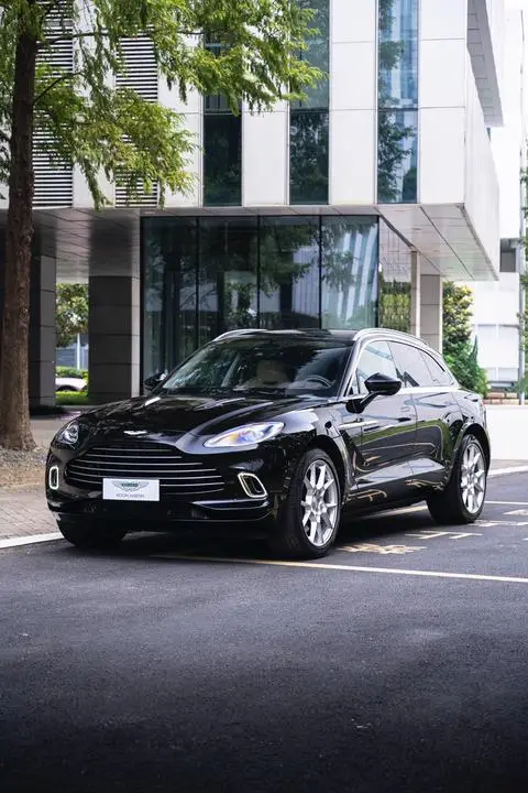 Aston Martin DBX 2021