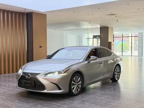 Lexus ES 2018 — фото 1