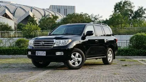 Toyota Land Cruiser 2010 — фото 1